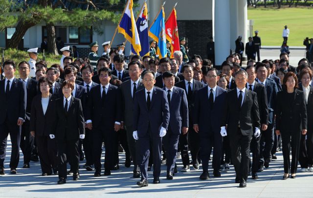 현충원 참배하는 국민의힘