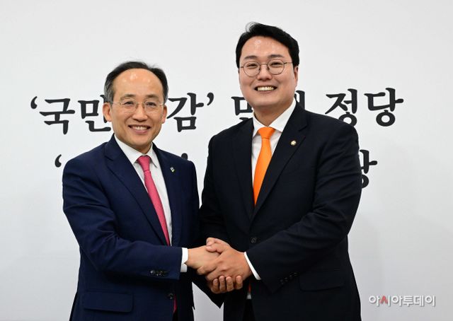 [포토] 인사 나누는 추경호·천하람 원내대표