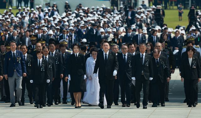 현충탑 향하는 윤석열 대통령<YONHAP NO-2244>