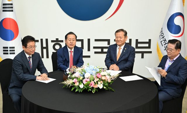 인사말 하는 홍준표 대구시장<YONHAP NO-4088>