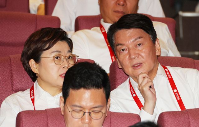 대화하는 안철수-김정재<YONHAP NO-5056>