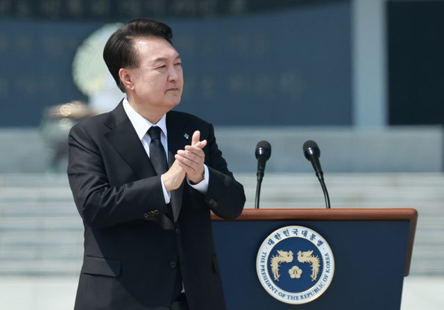 국가유공자 증서 수여, 박수치는 윤석열 대통령