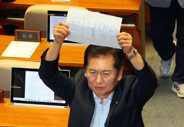 정청래의 퇴거명령