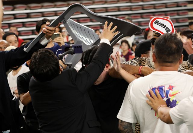 당원끼리 물리적 충돌도<YONHAP NO-6922>