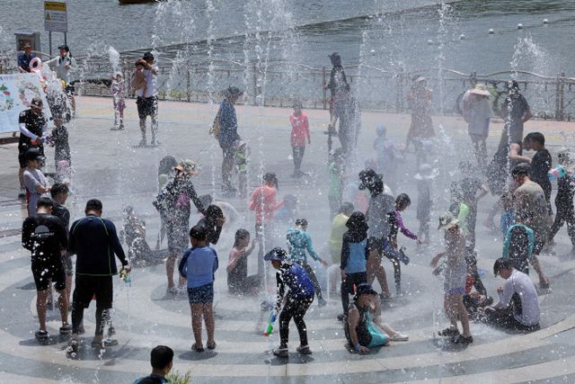 시원한 바닥분수에서 여름나기