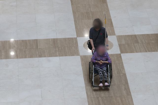 병원 찾은 환자<YONHAP NO-6458>