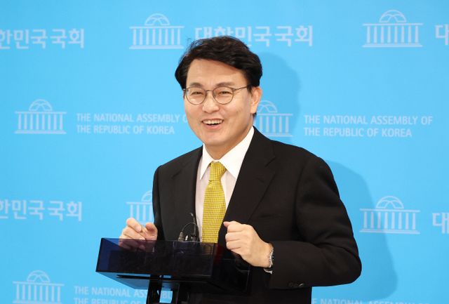 질문에 답변하는 윤상현 당대표 후보<YONHAP NO-2246>