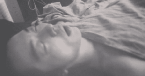 이엘 인스타그램 (상반신을 탈의한 채 자고 있는 배우 김재욱)