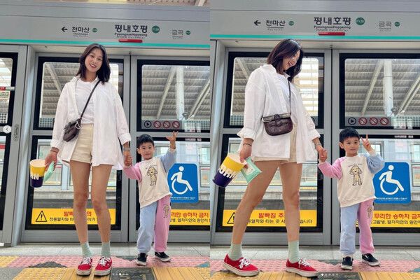 사진=장신영 인스타그램 (장신영이 아들 정우와 손을 잡고 포즈를 취하고 있다)