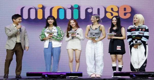 미미로즈와 서있는 임창정(사진=온라인 커뮤니티)