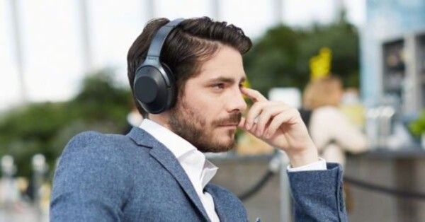 헤드셋을 쓴 사람(사진=온라인 커뮤니티)