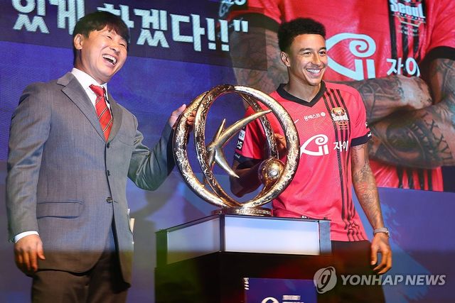 16일 오후 서울 마포구 누리꿈스퀘어에서 열린 2024 K리그1 파이널 라운드 미디어데이 행사에서 FC서울 김기동 감독과 제시 린가드가 트로피와 함께 기념촬영을 하고 있다. 2024.10.16 / 사진 = 연합