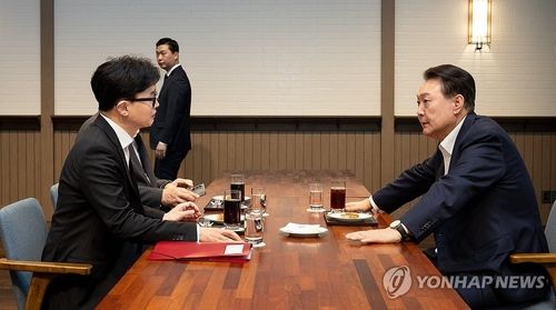 윤석열 대통령이 21일 서울 용산 대통령실 앞 파인그라스에서 국민의힘 한동훈 대표를 만나 대화하고 있다. 2024.10.21 [대통령실 제공. 재판매 및 DB 금지] / 사진 = 연합