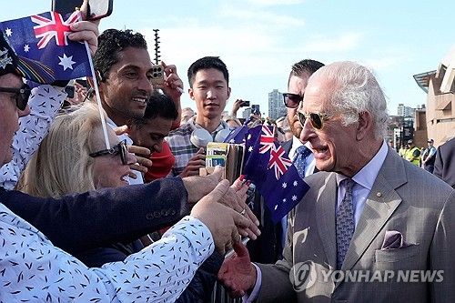 (시드니 AFP=연합뉴스) 22일(현지시간) 찰스 3세 영국 국왕이 호주 시드니 오페라 하우스 앞에서 시민들과 만나 악수하고 하고 있다. 2024.10.22. / 사진 = 연합