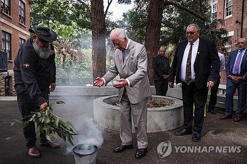(시드니 AFP=연합뉴스) 22일(현지시간) 찰스 3세 영국 국왕이 호주 시드니의 국립 원주민 지원 센터를 찾아 에오라 부족 대표들이 진행하는 연기를 피우는 전통 의식에 참여하고 있다. 2024.10.22. / 사진 = 연합