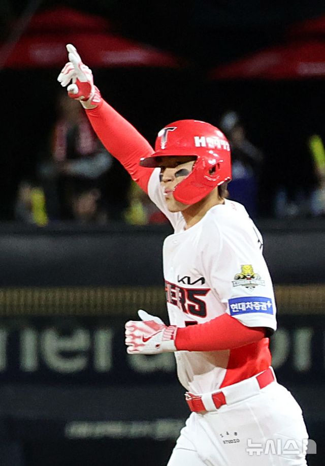 23일 광주 북구 광주-기아챔피언스필드에서 열린 2024 KBO 포스트시즌 한국시리즈 2차전 삼성 라이온즈와 KIA 타이거즈의 경기, 2회말 2사 주자없는 상황 KIA 김도영이 솔로홈런을 치고 베이스를 돌며 세리머니를 하고 있다. 2024.10.23. / 사진 = 뉴시스