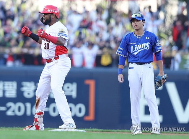 23일 광주 기아챔피언스필드에서 우천으로 중단됐다 재개된 2024 신한 SOL뱅크 KBO 포스트시즌 한국시리즈 1차전 삼성 라이온즈와 KIA 타이거즈의 경기. 7회말 2사 2루 KIA 소크라테스가 적시 2루타를 쳐낸 뒤 환호하고 있다. 삼성 유격수는 이재현. 2024.10.23 / 사진 = 연합