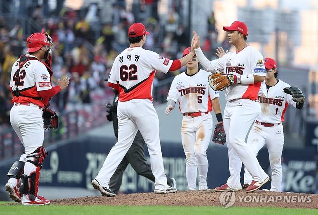 23일 광주 기아챔피언스필드에서 우천으로 중단됐다 재개된 2024 신한 SOL뱅크 KBO 포스트시즌 한국시리즈 1차전 삼성 라이온즈와 KIA 타이거즈의 경기에서 5대1 역전승을 거둔 KIA 선수들이 승리를 자축하고 있다. 2024.10.23 / 사진 = 연합