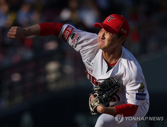 23일 광주 기아챔피언스필드에서 우천으로 중단됐다 재개된 2024 신한 SOL뱅크 KBO 포스트시즌 한국시리즈 1차전 삼성 라이온즈와 KIA 타이거즈의 경기. 6회초 무사 1, 2루 KIA 전상현이 역투하고 있다. 2024.10.23 / 사진 = 연합