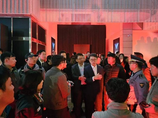 지난 24일 오후 서울 성동구 성수동에서 진행된 ‘더 사운드 오브 프라다 서울’ 개최 기념 포토월 행사에 인파가 몰리자 정원오 성동구청장이 안전 관리를 지시하고 있다.(사진=정원오 성동구청장 페이스북 캡처) / 사진 = 뉴시스