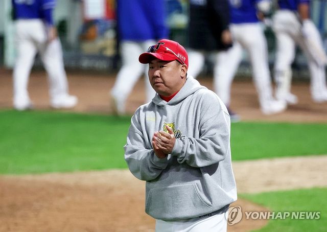 23일 광주 기아챔피언스필드에서 열린 2024 신한 SOL뱅크 KBO 포스트시즌 한국시리즈 2차전 삼성 라이온즈와 KIA 타이거즈의 경기. KIA 이범호 감독이 선수들과 승리 세리머니를 하기 위해 그라운드로 나서고 있다. 2024.10.23 / 사진 = 연합뉴스