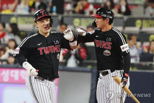 8일 수원 KT위즈파크에서 열린 2024 프로야구 신한 SOL뱅크 KBO 포스트시즌 준플레이오프 3차전 LG 트윈스와 kt wiz의 경기. 2회초 1사 주자 없을 때 LG 박동원이 홈런을 치고 홈으로 들어와 기뻐하고 있다. 2024.10.8 / 사진 = 연합