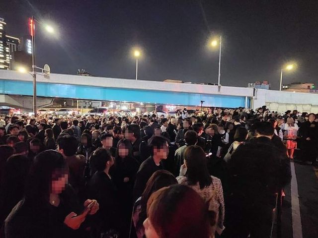 지난 24일 오후 서울 성동구 성수동에서 진행된 ‘더 사운드 오브 프라다 서울’ 개최 기념 포토월 행사에 인파가 몰렸다.(사진=정원오 성동구청장 페이스북 캡처) / 사진 = 뉴시스