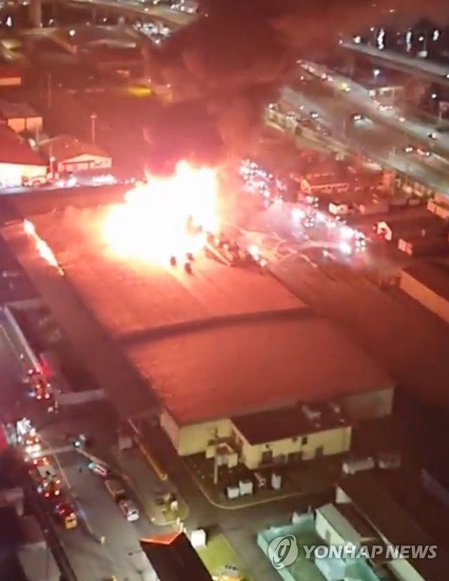 24일 오후 6시 31분께 부산 동구 범일동 55보급창에서 불이나 부산소방본부가 대응 2단계를 발령하고 진화작업을 벌이고 있다. 2024.10.24 [독자 제공. 재판매 및 DB 금지] / 사진 = 연합뉴스