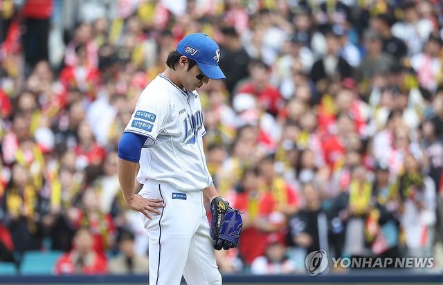 26일 오후 대구 삼성라이온즈파크에서 열린 2024 신한 SOL뱅크 KBO 포스트시즌 한국시리즈 4차전 KIA 타이거즈와 삼성 라이온즈의 경기. 3회초 삼성 선발투수 원태인이 강판 전 고개를 숙이고 있다. 2024.10.26 / 사진 = 연합뉴스