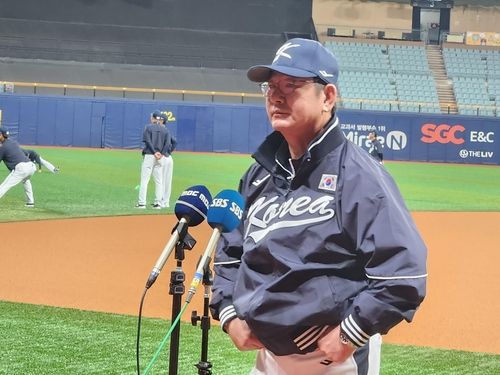 류중일 한국 야구대표팀 감독이 29일 서울 구로구 고척스카이돔에서 열린 대표팀 훈련을 앞두고, 취재진과 인터뷰하고 있다. / 사진 = 연합뉴스