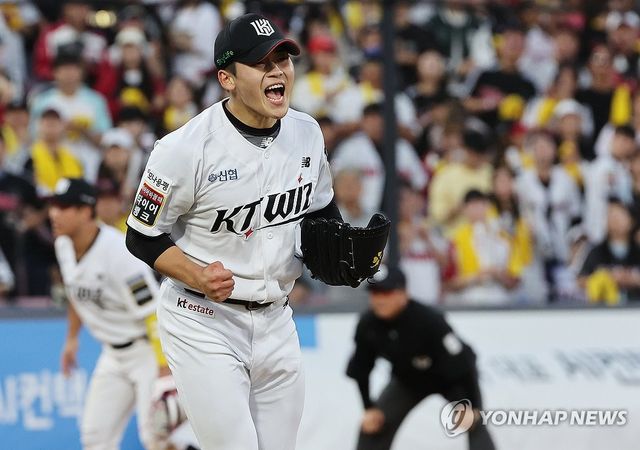9일 수원 KT위즈파크에서 열린 2024 프로야구 신한 SOL뱅크 KBO 포스트시즌 준플레이오프 4차전 LG 트윈스와 kt wiz의 경기. 11회초를 무실점으로 막은 kt 투수 박영현이 기뻐하고 있다. 2024.10.9 / 사진 = 연합뉴스