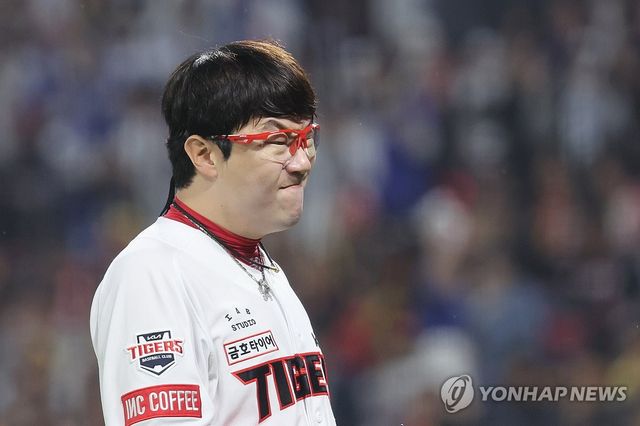 28일 광주 기아챔피언스필드에서 열린 2024 신한 SOL뱅크 KBO 포스트시즌 한국시리즈 5차전 삼성 라이온즈와 KIA 타이거즈의 경기. 3회초 2사 1루 삼성 디아즈에게 홈런을 허용한 KIA 선발 양현종이 김도현과 교체돼 더그아웃으로 향하며 아쉬운 표정을 하고 있다. 2024.10.28 / 사진 = 연합뉴스