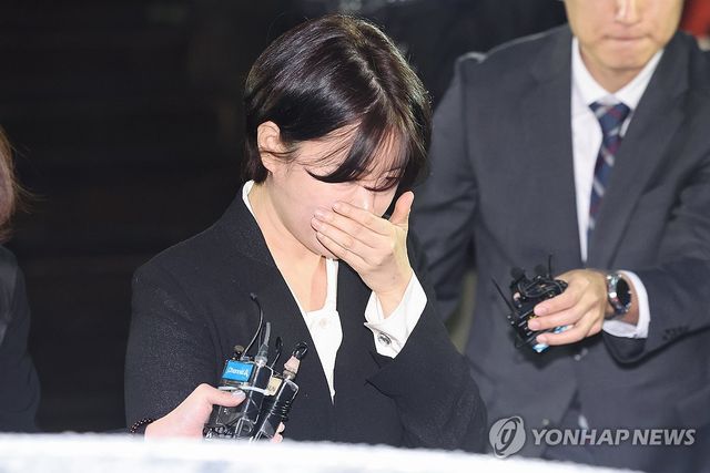 음주운전 사고를 일으킨 문재인 전 대통령의 딸 다혜 씨가 18일 오후 서울 용산경찰서에서 조사를 마친 뒤 차량으로 향하고 있다. 2024.10.18 / 사진 = 연합뉴스