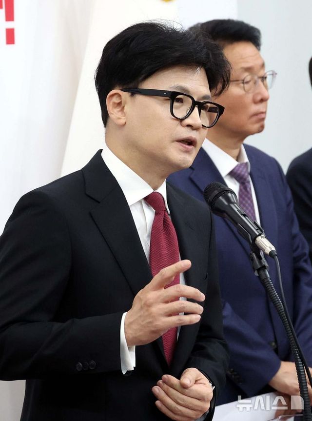 한동훈 국민의힘 대표가 30일 오전 서울 여의도 국회에서 열린 당 대표 취임 100일 기자회견에서 발언을 하고 있다. 2024.10.30. / 사진 = 뉴시스