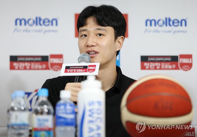 공약 말하는 KCC 허웅[연합뉴스 자료사진]