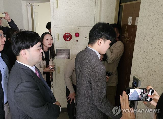 김건희 여사 '공천 개입 의혹'의 핵심 인물인 명태균 씨의 불법 여론조사 혐의 등을 수사 중인 검찰이 31일 오전 11시께부터 오후 3시까지 명씨 자택을 압수수색한 뒤 돌아가고 있다. 2024.10.31 / 사진 = 연합뉴스