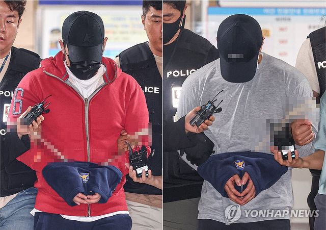 마약 모임에 참석한 경찰관이 추락해 숨진 사건 관련 마약모임 장소를 제공하고 모임을 주도한 혐의를 받는 아파트 세입자 정모(46)씨(왼쪽)와 대기업 직원 이모(32)씨가 지난해 9월 20일 서울 용산경찰서에서 검찰로 송치되는 모습 [연합뉴스 자료사진] / 사진 = 연합뉴스