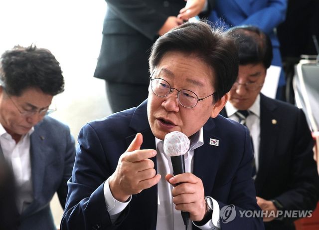 더불어민주당 이재명 대표가 31일 오전 인천 강화군 당산리마을회관에서 북한의 대남방송으로 소음 피해를 본 지역 주민들과 가진 간담회에 참석, 발언하고 있다. 2024.10.31 [공동취재] / 사진 = 연합뉴스