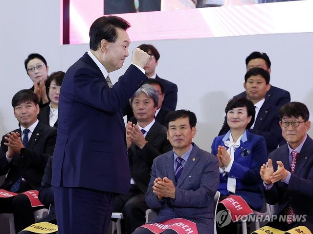 윤석열 대통령이 31일 경기도 고양시 킨텍스에서 열린 '2024 대한민국 소상공인대회 개막식'에서 축사를 마친 뒤 참석한 소상공인들을 격려하고 있다. 2024.10.31 [대통령실통신사진기자단] / 사진 = 연합뉴스