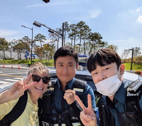 앤 스톤 씨와 비봉지구대 경찰들[앤 스톤 씨 제공. 재판매 및 DB 금지] / 사진 = 연합뉴스