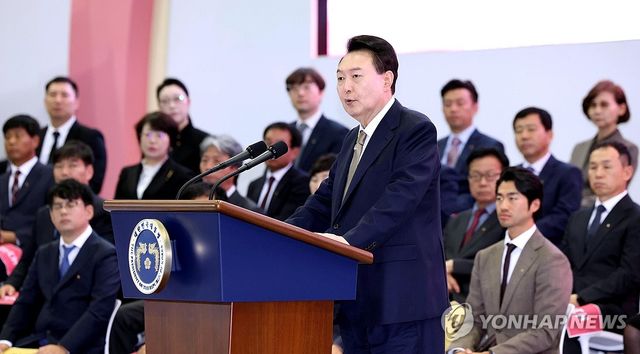 윤석열 대통령이 31일 경기도 고양시 킨텍스에서 열린 '2024 대한민국 소상공인대회 개막식'에 참석해 축사를 하고 있다. 2024.10.31 [대통령실통신사진기자단] / 사진 = 연합뉴스