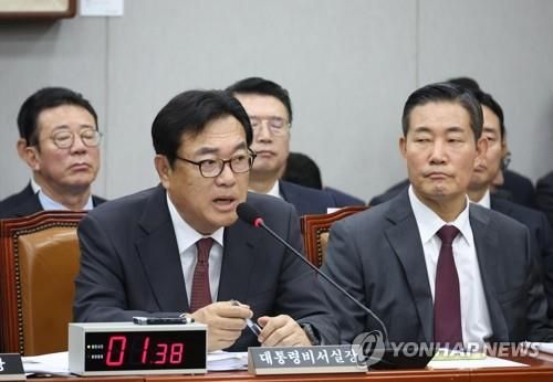 정진석 대통령비서실장(왼쪽)이 1일 서울 여의도 국회에서 열린 운영위원회의 대통령비서실과 국가안보실, 대통령 경호처 대상 국정감사에서 답변하고 있다. 2024.11.1 / 사진 = 연합뉴스