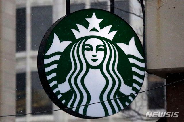 [피츠버그=AP/뉴시스]사진은 2017년 3월 미국 피츠버그 시내 매장의 스타벅스 로고. 2023.11.30. / 사진 = 뉴시스