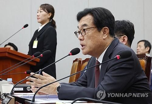 1일 국회에서 열린 운영위원회의 대통령비서실과 국가안보실, 대통령 경호처 대상 국정감사에서 김 여사 공천 개입 의혹을 제기한 강혜경 씨가 증인으로 출석, 증언대에 서 있다. 오른쪽은 의원 질의에 답변 중인 정진석 비서실장. 2024.11.1 /&nbsp; 사진 = 연합뉴스