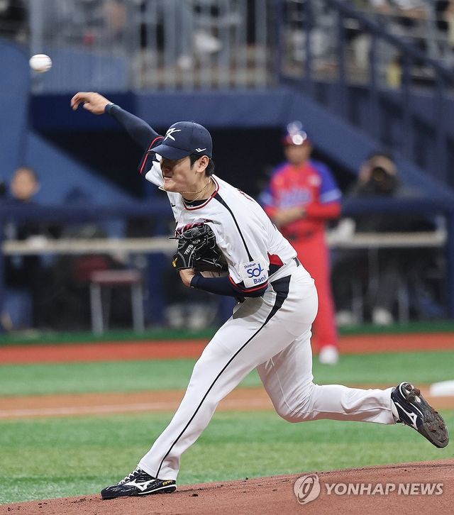 1일 오후 서울 구로구 고척스카이돔에서 열린 한국 야구 대표팀과 쿠바 대표팀 평가전 . 1회초 선발투수 곽빈이 힘차게 공을 던지고 있다. 2024.11.1 / 사진 = 연합뉴스