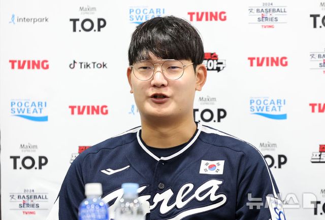 김서현 2024 WBSC 프리미어12 한국 야구대표팀이 2일 서울 구로구 고척스카이돔에서 쿠바와의 2차 평가전에 앞서 인터뷰를 하고 있다. 2024.11.02. / 사진 = 뉴시스