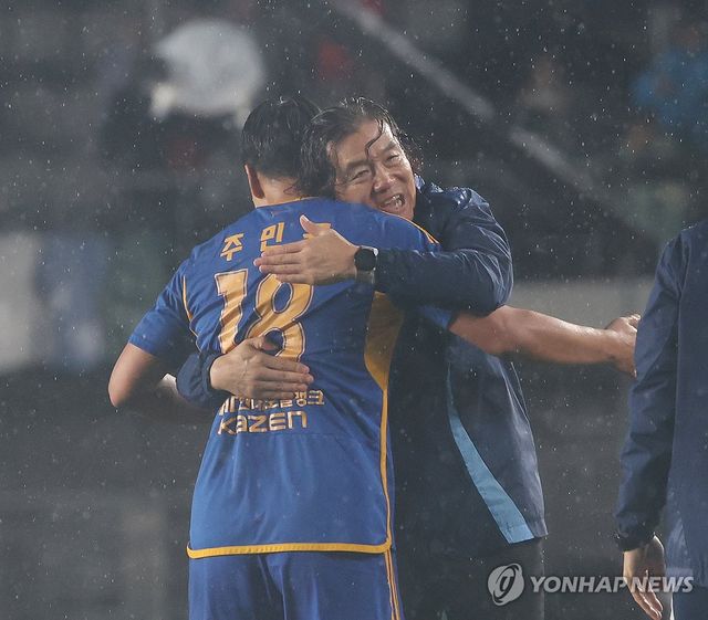 1일 울산종합운동장에서 열린 프로축구 하나은행 K리그1 2024 울산 HD와 강원FC의 경기에서 울산 주민규가 팀의 두 번째 골을 넣은 후 김판곤 감독과 끌어안고 기뻐하고 있다. 2024.11.1 / 사진= 연합뉴스