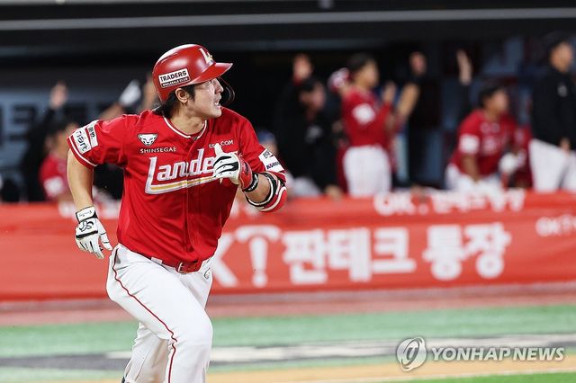 1일 경기도 수원케이티위즈파크에서 열린 2024 KBO리그 프로야구 5위 결정전 SSG 랜더스와 kt wiz의 경기. 8회초 1사 주자 없을 때 SSG 최정이 홈런을 치고 베이스를 돌고 있다. 2024.10.1 / 사진 = 연합뉴스