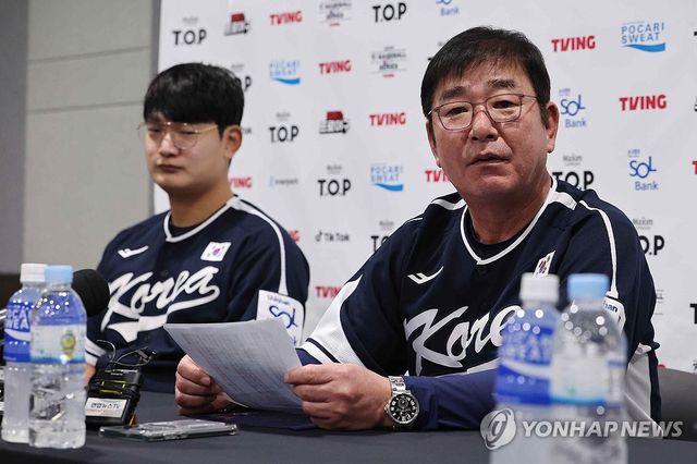 류중일 야구 대표팀 감독(오른쪽)과 김서현이 2일 오후 서울 구로구 고척스카이돔에서 열리는 2024 WBSC 프리미어 12 평가전 쿠바와의 경기에 앞서 인터뷰하고 있다. 2024.11.2 /&nbsp; 사진 = 연합뉴스