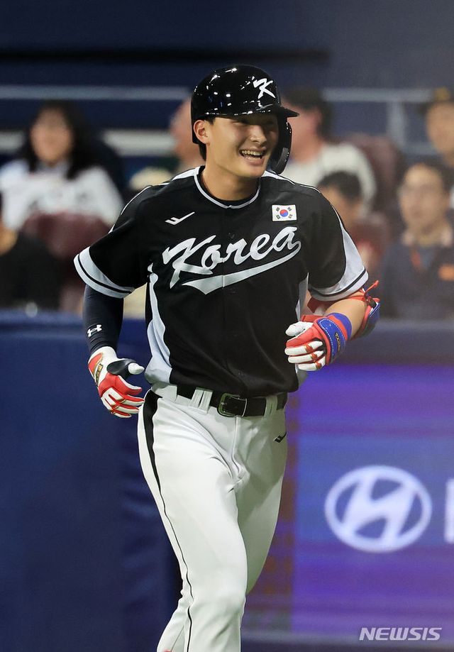 팀 코리아 윤동희가 18일 서울 고척스카이돔에서 열린 팀 코리아와 로스앤젤레스(LA) 다저스의 미국 프로야구(MLB) 서울시리즈 연습 경기, 3회초 무사 2,3루 1타점 내야땅볼을 때려낸 뒤 미소 짓고 있다. (공동취재) 2024.03.18. /&nbsp; 사진 = 뉴시스
